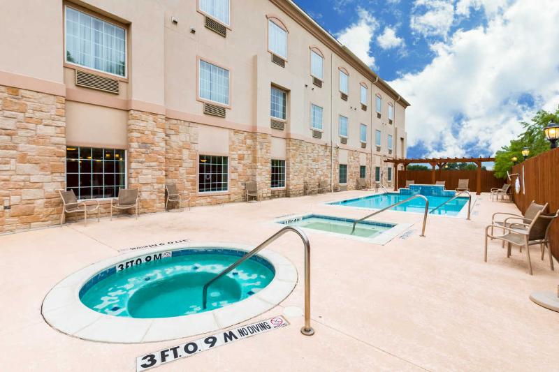 Отель Baymont Inn & Suites By Wyndham Glen Rose