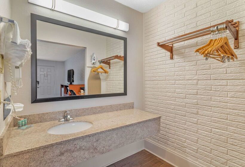 בית מלון כפרי Best Western Hendersonville Inn