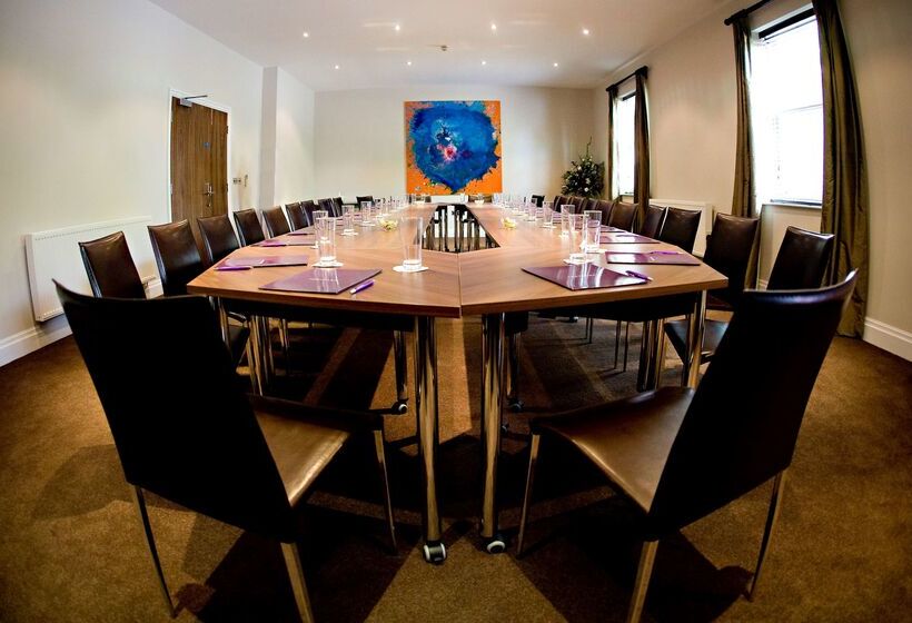 בית מלון כפרי Best Western Plus Aston Hall