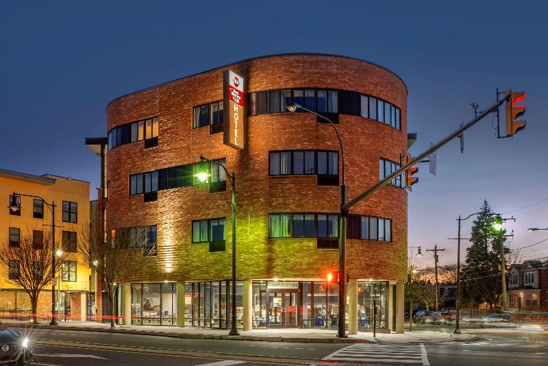 Отель Best Western Plus Philadelphia Airport South At Widener University