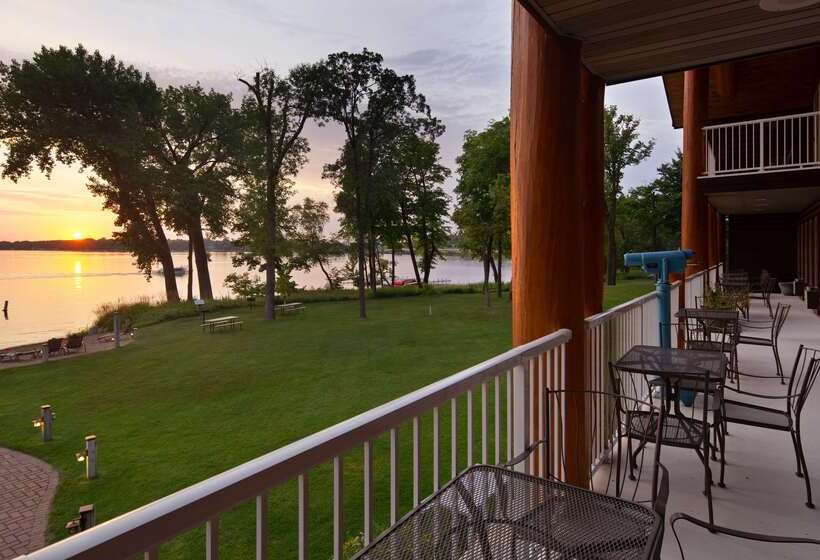 בית מלון כפרי Best Western Premier The Lodge On Lake Detroit