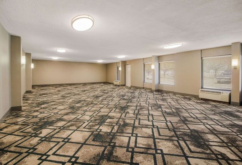 בית מלון כפרי Best Western University Inn