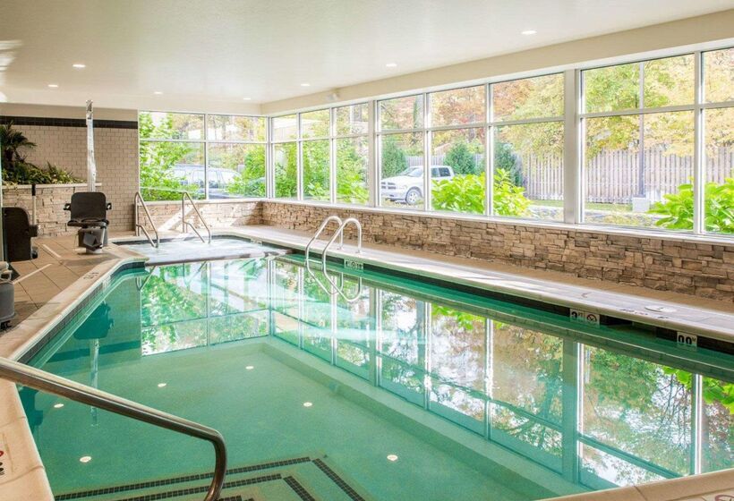 Cambria Hotel Traverse City