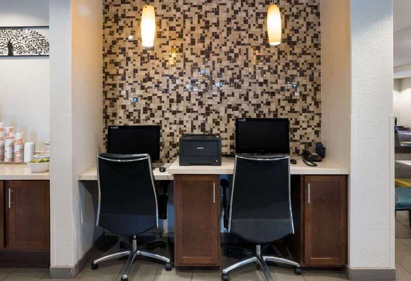 Отель Comfort Inn & Suites Victoria North