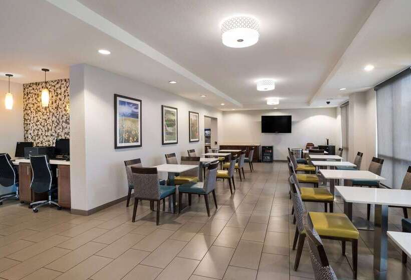 Отель Comfort Inn & Suites Victoria North