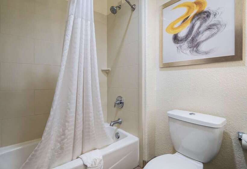 Отель Comfort Inn & Suites Victoria North