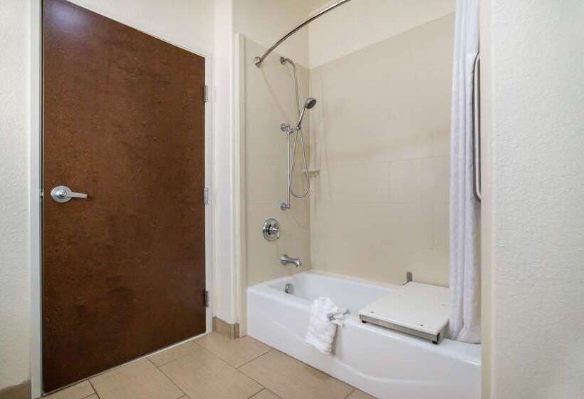 Отель Comfort Inn & Suites Victoria North