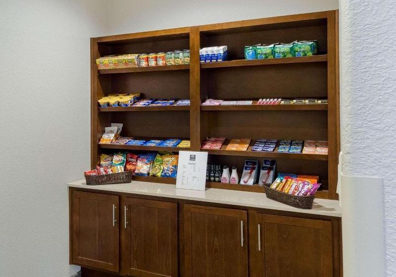 Отель Comfort Inn & Suites Victoria North