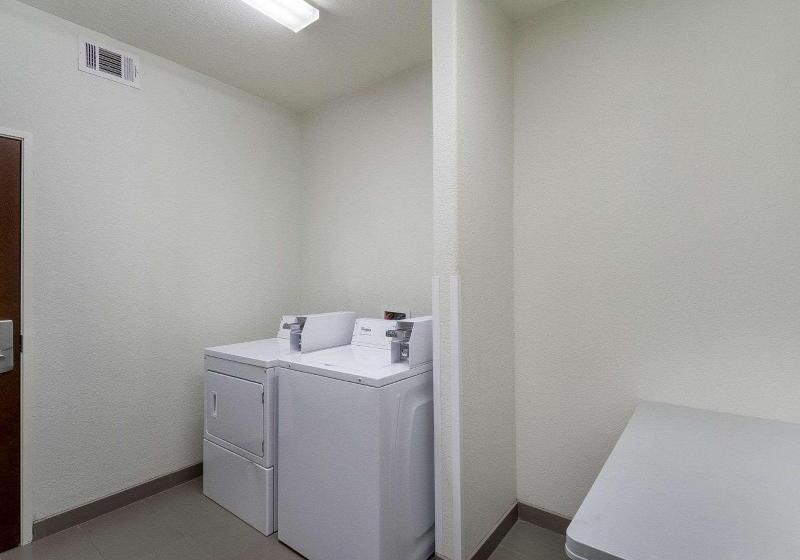 Отель Comfort Inn & Suites Victoria North