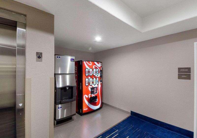 Отель Comfort Inn & Suites Victoria North