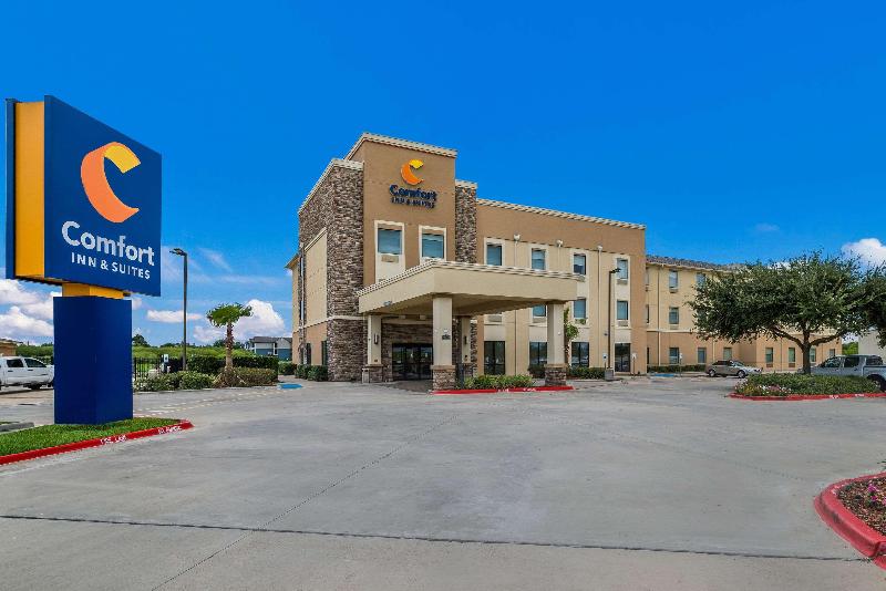 Отель Comfort Inn & Suites Victoria North