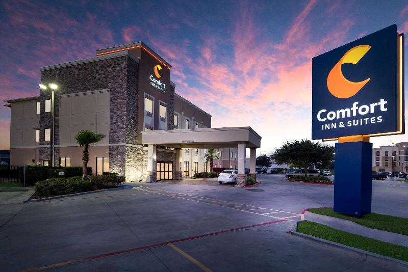Отель Comfort Inn & Suites Victoria North