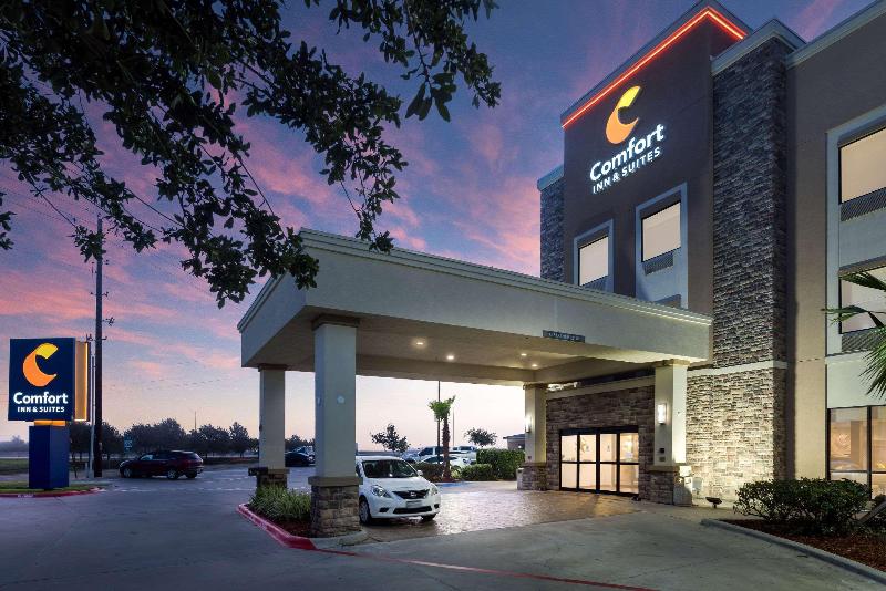 Отель Comfort Inn & Suites Victoria North