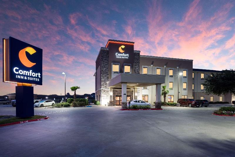Отель Comfort Inn & Suites Victoria North