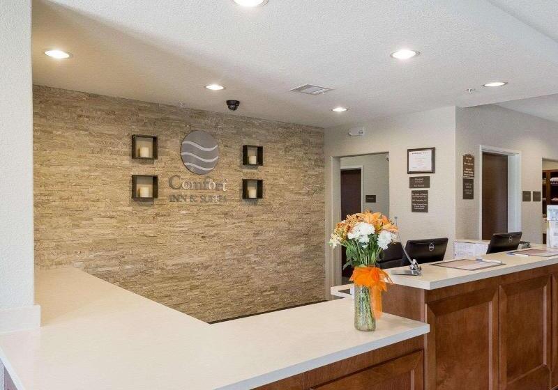 Отель Comfort Inn & Suites Victoria North