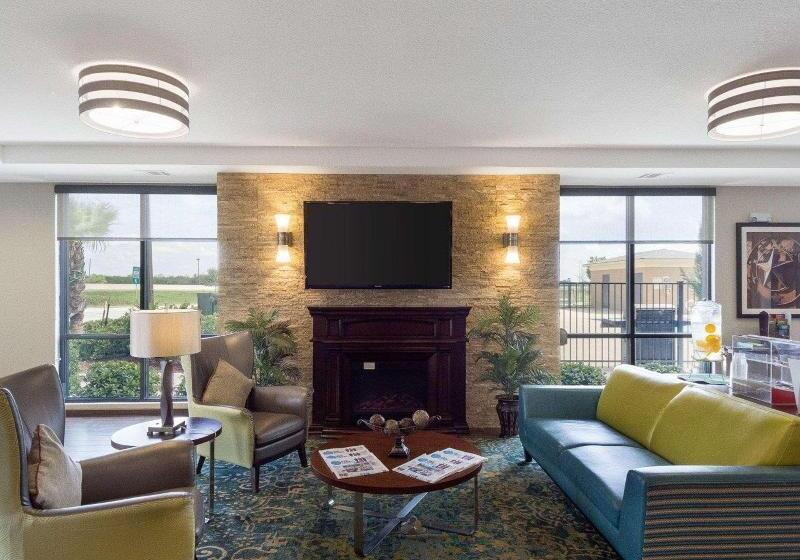 Отель Comfort Inn & Suites Victoria North