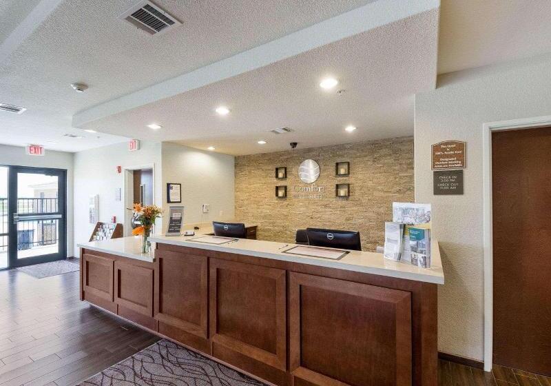 Отель Comfort Inn & Suites Victoria North