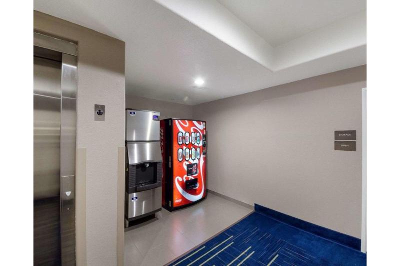 Отель Comfort Inn & Suites Victoria North