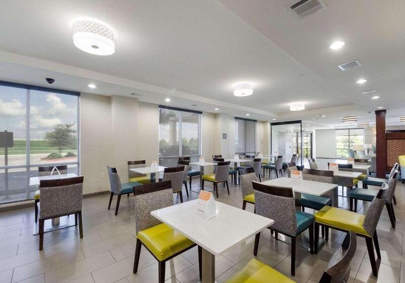 Отель Comfort Inn & Suites Victoria North