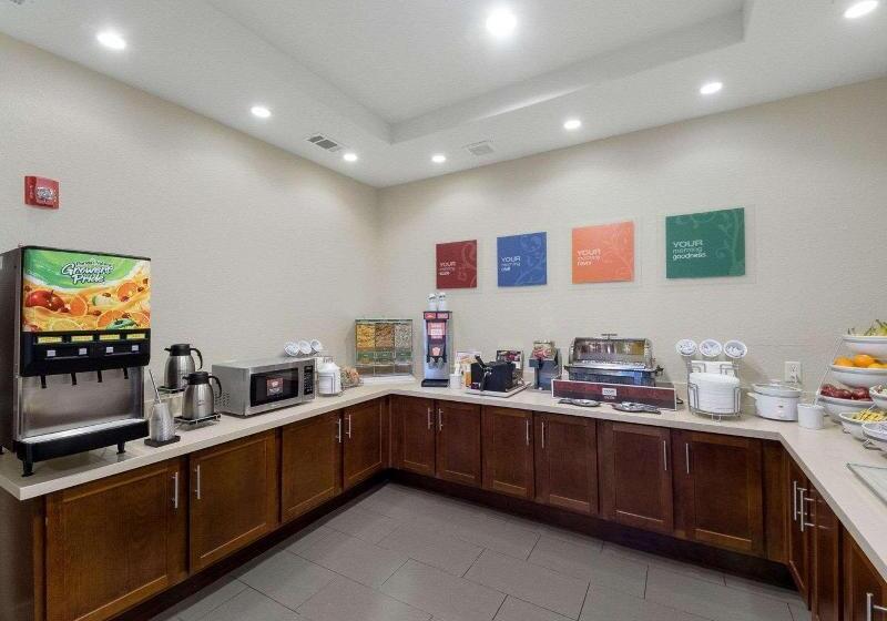 Отель Comfort Inn & Suites Victoria North