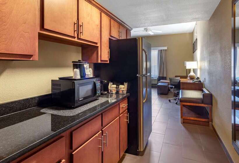 ホテル Comfort Suites Batesville