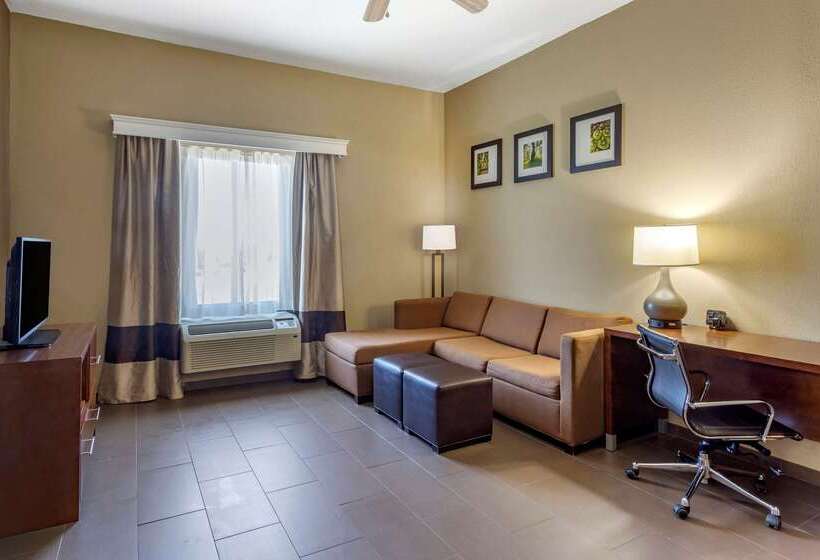 ホテル Comfort Suites Batesville