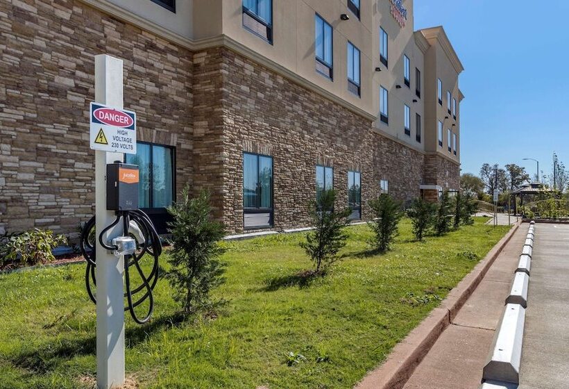 ホテル Comfort Suites Batesville