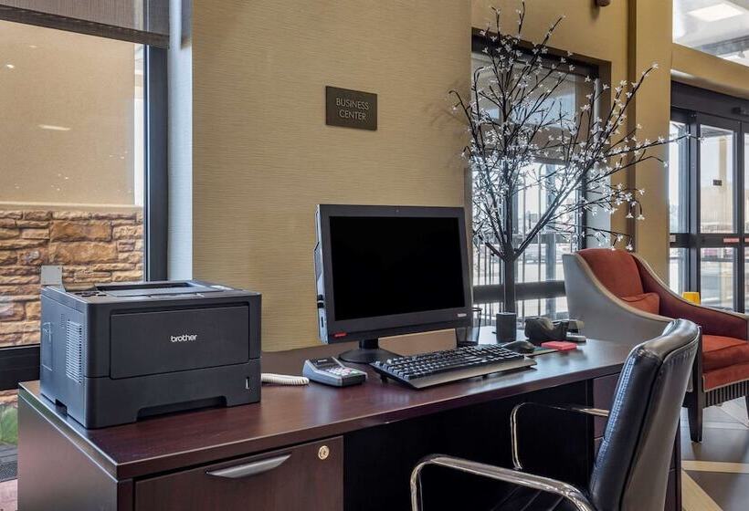 ホテル Comfort Suites Batesville