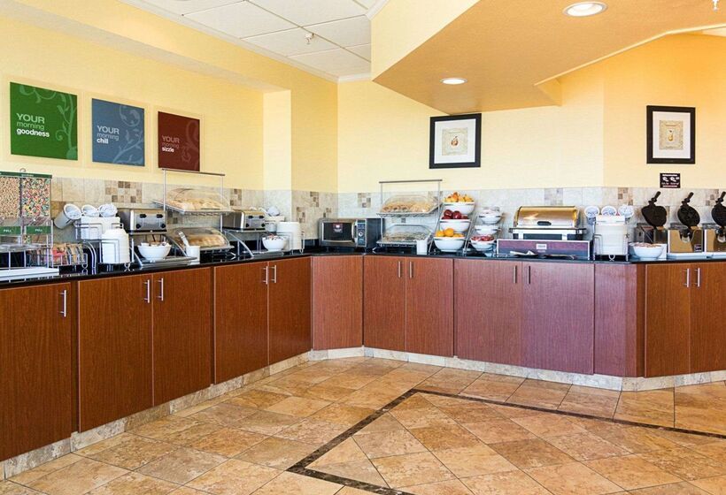 هتل Comfort Suites Beachfront