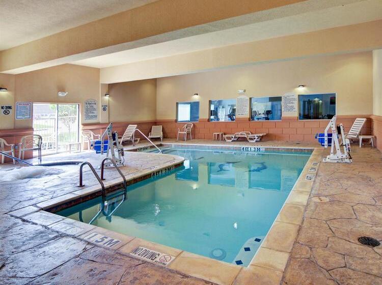 فندق Comfort Suites