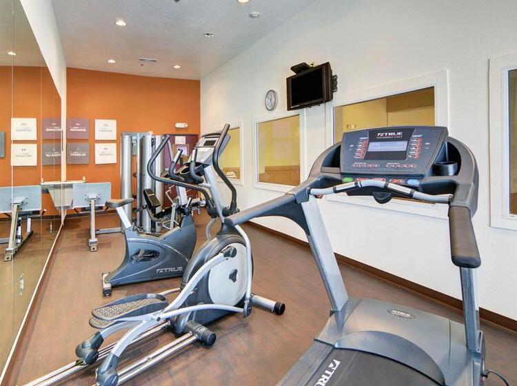 فندق Comfort Suites