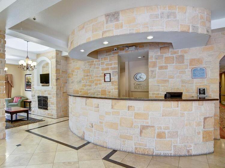 فندق Comfort Suites