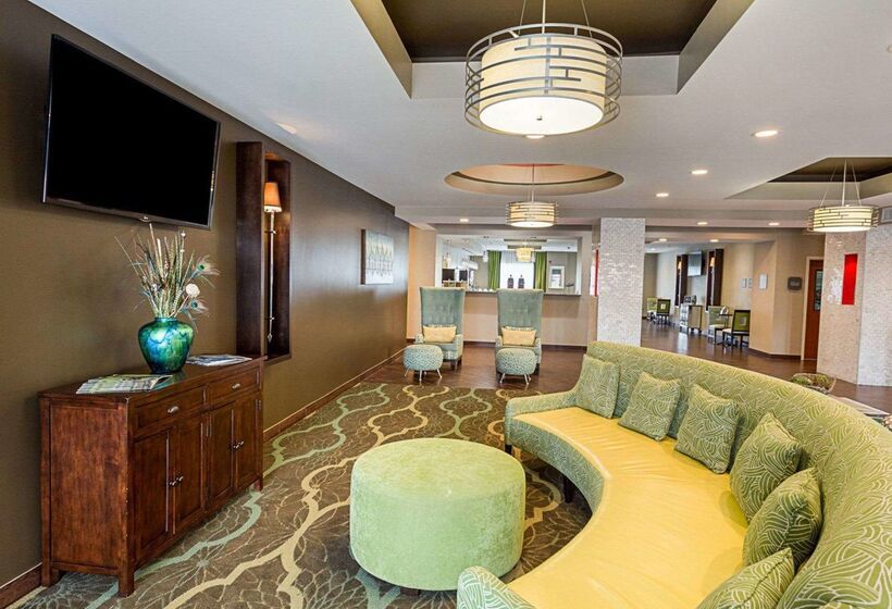 فندق Comfort Suites Near Tanger Outlet Mall