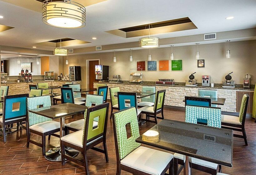 בית מלון כפרי Comfort Suites Near Tanger Outlet Mall