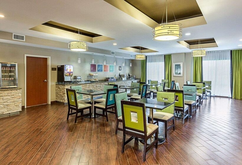 فندق Comfort Suites Near Tanger Outlet Mall