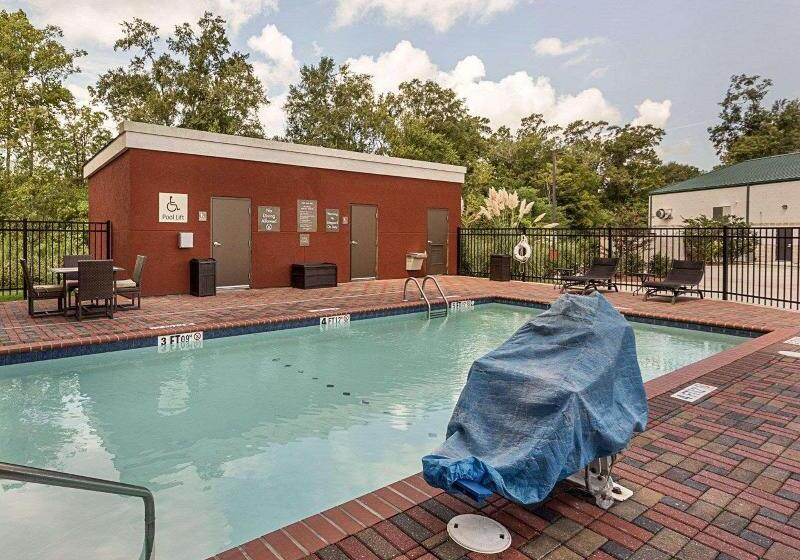 בית מלון כפרי Comfort Suites Near Tanger Outlet Mall