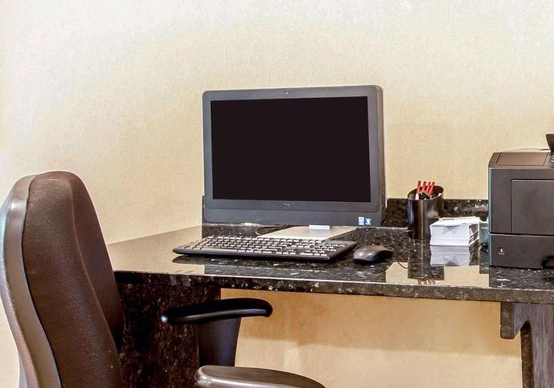 호텔 Comfort Suites