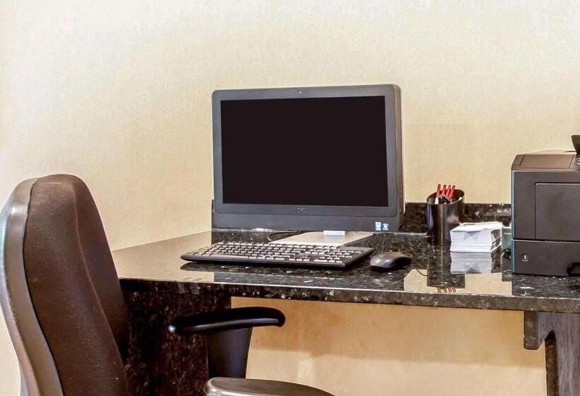 호텔 Comfort Suites