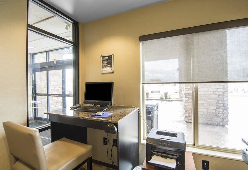 Отель Comfort Suites