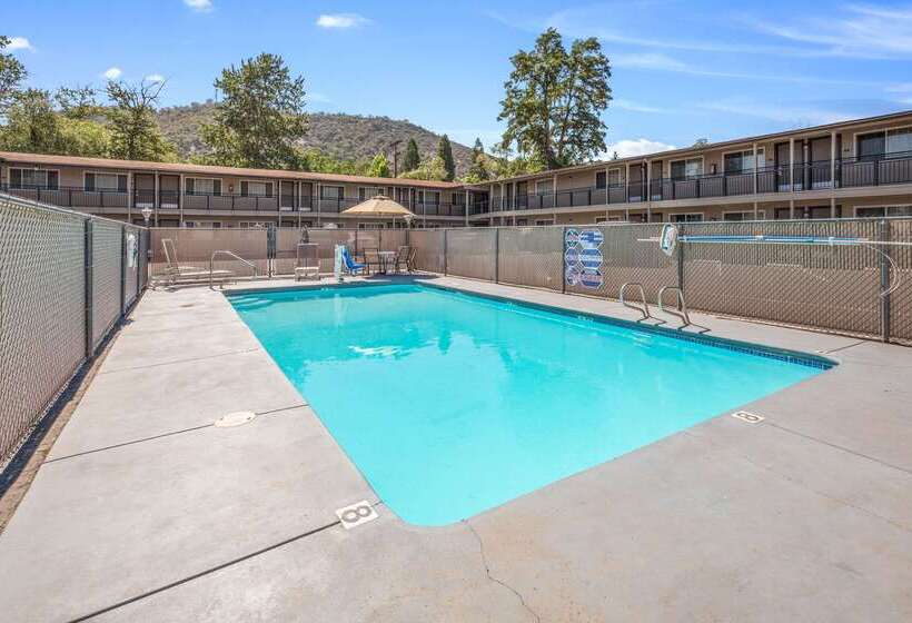 ホテル Econo Lodge Inn & Suites