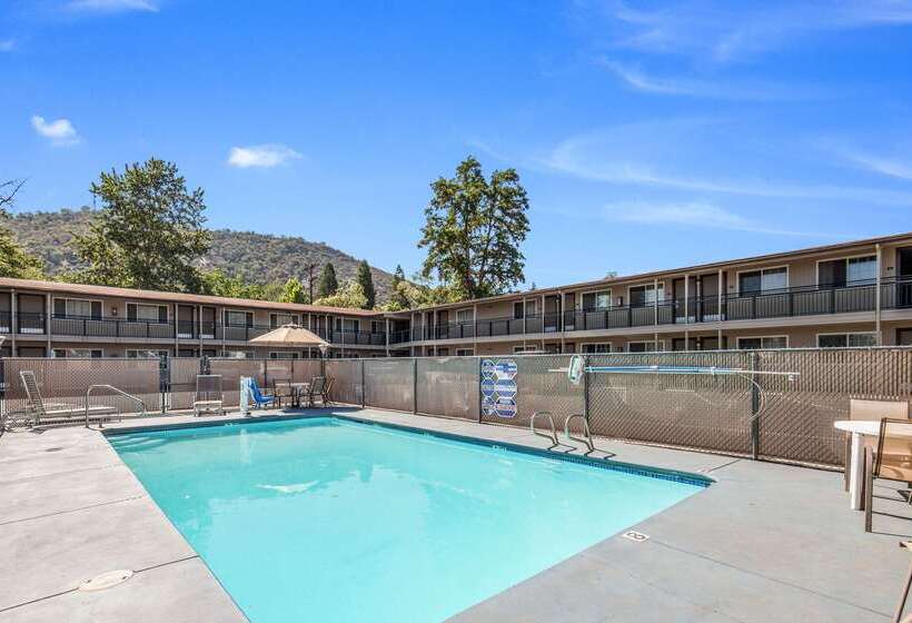 ホテル Econo Lodge Inn & Suites