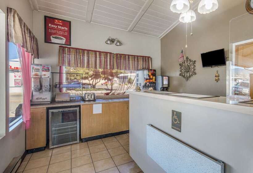 ホテル Econo Lodge Inn & Suites