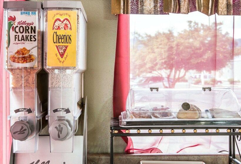 ホテル Econo Lodge Inn & Suites