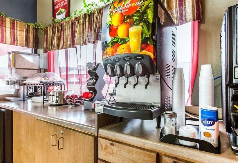 ホテル Econo Lodge Inn & Suites