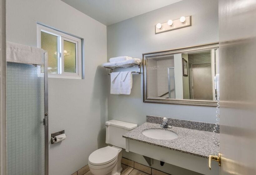 ホテル Econo Lodge Inn & Suites