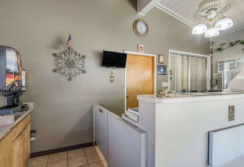 ホテル Econo Lodge Inn & Suites