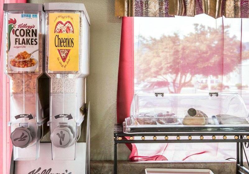 ホテル Econo Lodge Inn & Suites