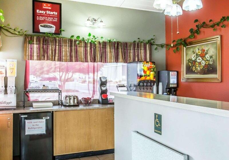 ホテル Econo Lodge Inn & Suites