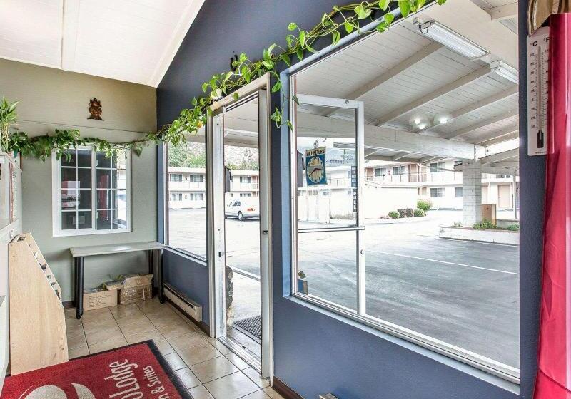 ホテル Econo Lodge Inn & Suites