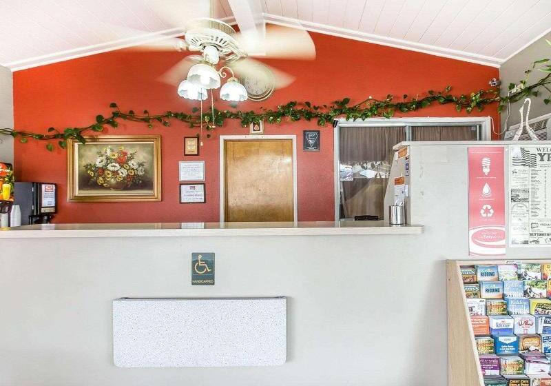 ホテル Econo Lodge Inn & Suites